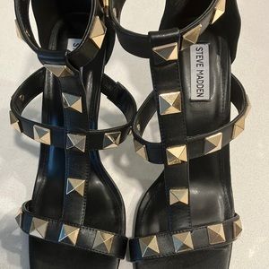 Steve Madden Anyah Studded T strap Sandals